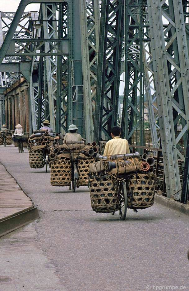 Những người chở gốm Bát Tràng vào nội thành. Những người chở gốm Bát Tràng vào nội thành.
