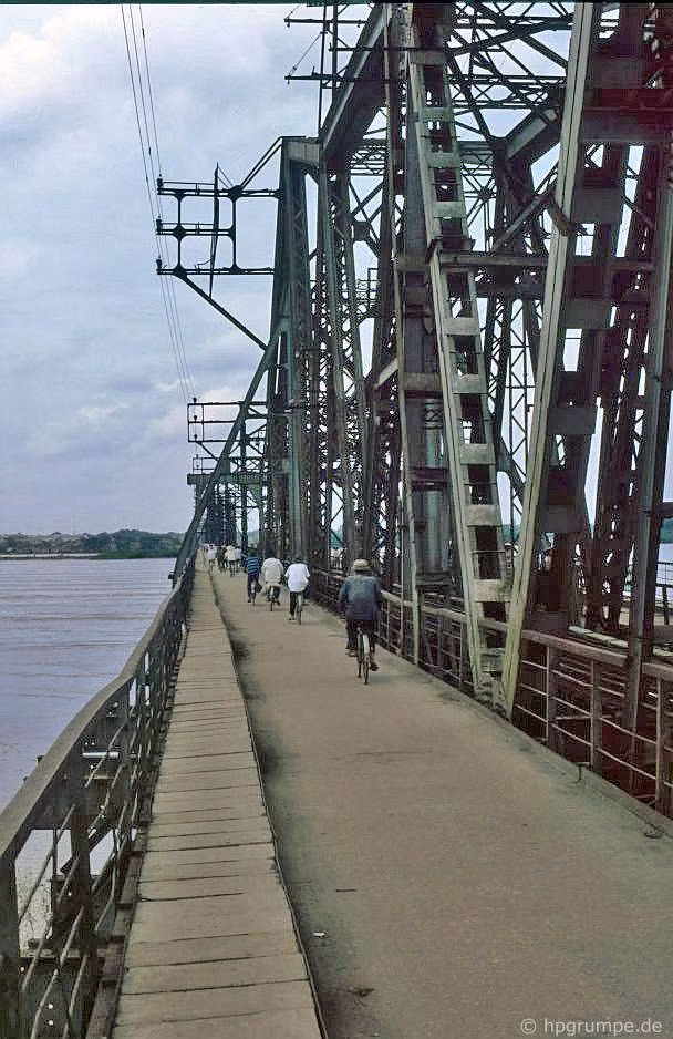 Cây cầu được thiết kế với kiểu dáng độc đáo do hãng Eiffel thiết kế, giống với kiểu dáng của cầu Tolbiac ở quận 13, Paris trên tuyến đường sắt Paris - Orléans, Pháp. Để tiến hành xây dựng cầu, người ta phải tuyển mộ hơn 3000 công nhân bản xứ và một đội ngũ khoản 40 giám đốc, kỹ sư, chuyên gia và đốc công người Pháp để điều hành công việc. Người ta đã dùng đến 30.000m3 đá và kim loại (5600 tấn thép cán, 137 tấn gang, 165 tấn sắt, 7 tấn chì). Tổng số tiền thực chi lên tới 6.200.000 franc Pháp, không vượt quá dự trù là bao.