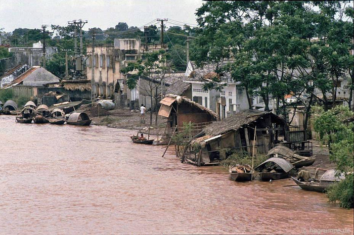 Một khu dân cư ven sông Hồng. Ảnh chụp năm 1991. Một khu dân cư ven sông Hồng. Ảnh chụp năm 1991.