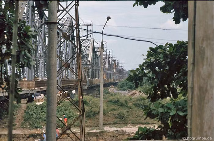 Cầu Long Biên là cây cầu thép đầu tiên bắc qua sông Hồng tại Hà Nội, do Pháp xây dựng (1899-1902), đặt tên là cầu Doumer, theo tên của Toàn quyền Đông Dương Paul Doumer. Dân gian còn gọi là cầu sông Cái hay cầu Bồ Đề (vì nó được bắt qua bến Bồ Đề thuộc huyện Gia Lâm). Ảnh chụp năm 1991.