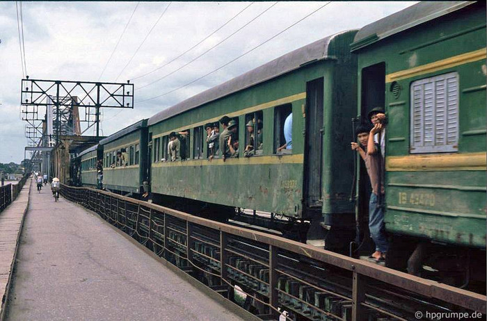 Đoàn tàu trên cầu Long Biên. Ảnh chụp năm 1991. Đoàn tàu trên cầu Long Biên. Ảnh chụp năm 1991.