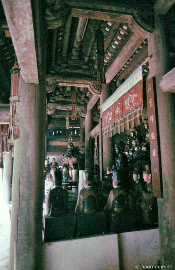 Trong chùa có 72 pho tượng cùng với các phù điêu có mặt tại mọi nơi. Các tượng được tạc bằng gỗ mít sơn son thếp vàng. Nhiều pho được tạc cao hơn người thật như 8 pho tượng Kim Cương và Hộ Pháp, cao chừng 3 m, trang nghiêm phúc hậu. Phần lớn các tượng này đều được coi là có niên đại cuối thế kỷ 18. Một số tượng khác được tạc vào giữa thế kỷ 19.