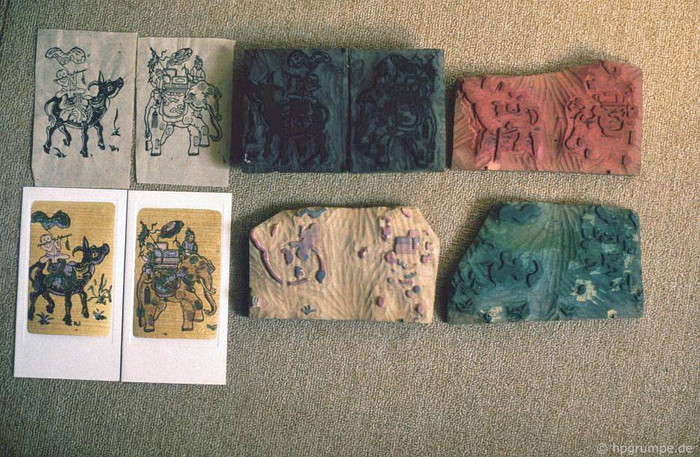 Màu sắc sử dụng trong tranh là màu tự nhiên từ cây cỏ như đen (than xoan hay than lá tre), xanh (gỉ đồng, lá chàm), vàng (hoa hòe), đỏ (sỏi son, gỗ vang), v.v. Đây là những màu khá cơ bản, không pha trộn và vì số lượng màu tương ứng với số bản khắc gỗ, nên thường thường tranh Đông Hồ chỉ dùng tới 4 màu mà thôi. Màu sắc sử dụng trong tranh là màu tự nhiên từ cây cỏ như đen (than xoan hay than lá tre), xanh (gỉ đồng, lá chàm), vàng (hoa hòe), đỏ (sỏi son, gỗ vang), v.v. Đây là những màu khá cơ bản, không pha trộn và vì số lượng màu tương ứng với số bản khắc gỗ, nên thường thường tranh Đông Hồ chỉ dùng tới 4 màu mà thôi.