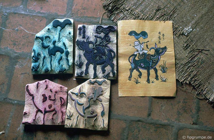 Ngoài các đặc điểm về đường nét và bố cục, nét dân gian của tranh Đông Hồ còn nằm ở màu sắc và chất liệu giấy in. Giấy in tranh Đông Hồ được gọi là giấy điệp: người ta nghiền nát vỏ con điệp, một loại sò vỏ mỏng ở biển, trộn với hồ (hồ được nấu từ bột gạo tẻ, hoặc gạo nếp, có khi nấu bằng bột sắn - hồ dùng để quét nền tranh thường được nấu loãng từ bột gạo tẻ hoặc bột sắn, hồ nấu từ bột nếp thường dùng để dán) rồi dùng chổi lá thông quét lên mặt giấy dó. Ngoài các đặc điểm về đường nét và bố cục, nét dân gian của tranh Đông Hồ còn nằm ở màu sắc và chất liệu giấy in. Giấy in tranh Đông Hồ được gọi là giấy điệp: người ta nghiền nát vỏ con điệp, một loại sò vỏ mỏng ở biển, trộn với hồ (hồ được nấu từ bột gạo tẻ, hoặc gạo nếp, có khi nấu bằng bột sắn - hồ dùng để quét nền tranh thường được nấu loãng từ bột gạo tẻ hoặc bột sắn, hồ nấu từ bột nếp thường dùng để dán) rồi dùng chổi lá thông quét lên mặt giấy dó.