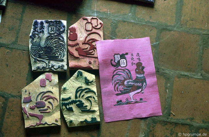 Chổi lá thông tạo nên những ganh chạy theo đường quét và vỏ điệp tự nhiên cho màu trắng với ánh lấp lánh những mảnh điệp nhỏ dưới ánh sáng, có thể pha thêm màu khác vào hồ trong quá trình làm giấy điệp. Chổi lá thông tạo nên những ganh chạy theo đường quét và vỏ điệp tự nhiên cho màu trắng với ánh lấp lánh những mảnh điệp nhỏ dưới ánh sáng, có thể pha thêm màu khác vào hồ trong quá trình làm giấy điệp.