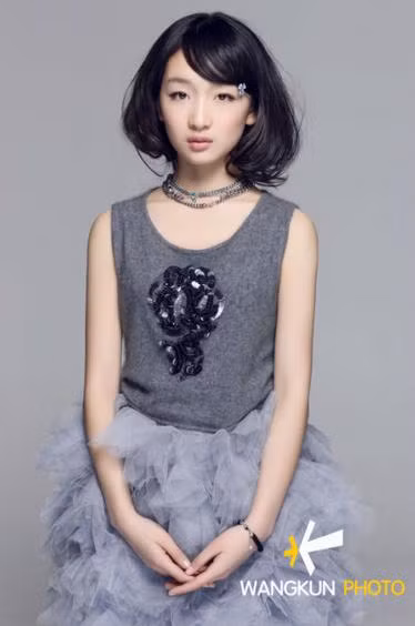 Với vai diễn trong bộ phim của đạo diễn Trương, Chu Đông Vũ đã thành danh và đạt giải Nữ diễn viên mới triển vọng tại LHP Huabiao Trung Quốc lần thứ 14.