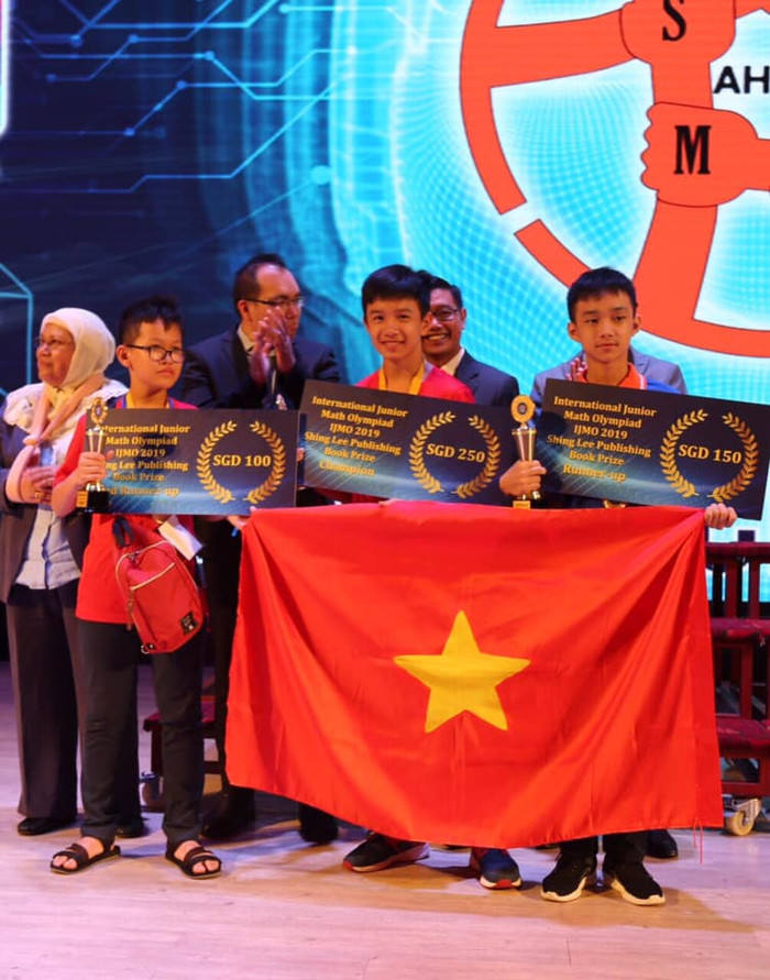 Em Nguyễn Viết Quang (đứng giữa) vừa giành huy chương Vàng cuộc thi IJMO (Ảnh: nhà trường cung cấp) Em Nguyễn Viết Quang (đứng giữa) vừa giành huy chương Vàng cuộc thi IJMO (Ảnh: nhà trường cung cấp)
