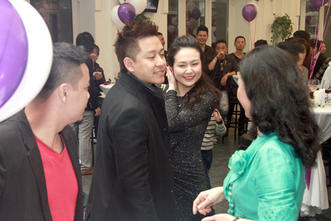 Ca sĩ Tuấn Hưng cũng đưa bạn gái đến dự đám cưới người bạn thân thiết