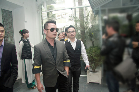 Vừa về đến Việt Nam sáng 4/3, ca sĩ Bằng Kiều đã đến chúc mừng hạnh phúc cho thành viên nhóm Quả dưa hấu cũ là ca sĩ Anh Tú.