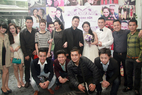 Dù là đám cưới lần thứ 3 nhưng vẫn có rất nhiều bạn bè đến chúc mừng hạnh phúc mới của Anh Tú