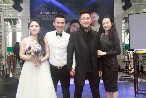 Tuấn Hưng và người yêu chụp ảnh kỉ niệm với vợ chồng Anh Tú.