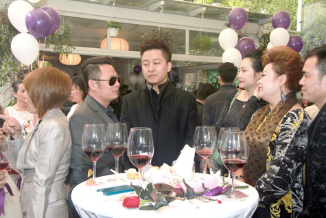 Đây là lần thứ 3 Anh Tú lấy vợ trong khi đó ca sĩ Tuấn Hưng chưa kết hôn lần nào, còn Bằng Kiều thì cũng vừa li dị vợ được một thời gian ngắn.