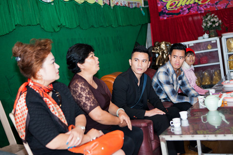 Dù mới cưới vợ được 2 ngày nhưng Anh Tú cũng có mặt trong chuyến đi từ thiện