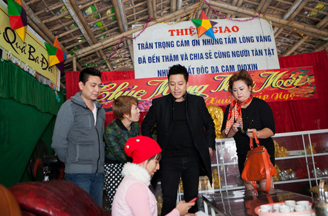 Tuấn Hưng và bạn bè đến thăm và làm từ thiện tại Hải Phòng