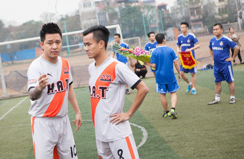 Sau chuyến từ thiện, Tuấn Hưng và bạn bè cũng đã có trận giao lưu bóng đá tại Hải Phòng