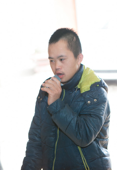 Một em tại ngôi nhà khuyết tật Thiện Giao đã hát ca khúc &apos;Cầu vồng khuyết&apos; để tặng đoàn từ thiện của Tuấn Hưng.