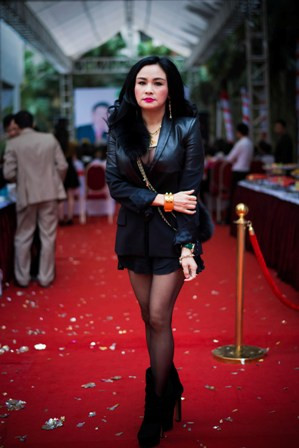 ...nhưng vẫn tôn được nét đẹp và sự sexy. ...nhưng vẫn tôn được nét đẹp và sự sexy.