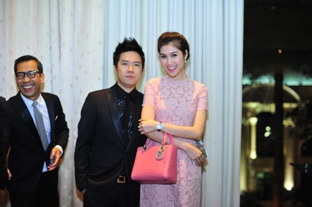 Tuy nhiên, anh lại tránh mặt tình cũ Văn Mai Hương và ra tạo dáng với siêu mẫu Thu Hằng Tuy nhiên, anh lại tránh mặt tình cũ Văn Mai Hương và ra tạo dáng với siêu mẫu Thu Hằng