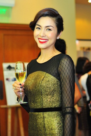 Diện bộ đầm tối mầu cùng cách trang điểm đậm khiến Tăng Thanh Hà trông già hơn so với tuổi Diện bộ đầm tối mầu cùng cách trang điểm đậm khiến Tăng Thanh Hà trông già hơn so với tuổi