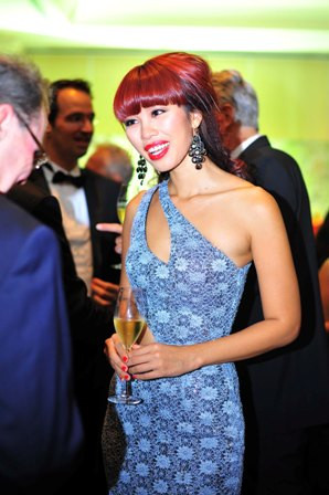 Cô vui vẻ trò chuyện với khách mời Cô vui vẻ trò chuyện với khách mời