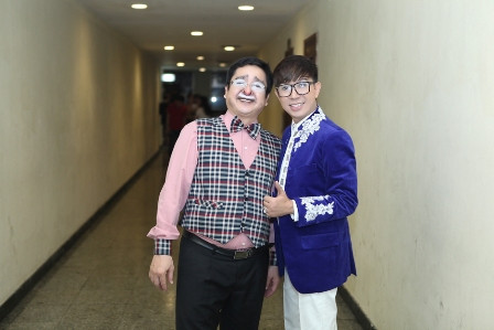 Trước đó, sau cánh gà Long Nhật vui vẻ tạo dáng cùng các nghệ sĩ hài. Long Nhật bên diễn viên Chí Trung Trước đó, sau cánh gà Long Nhật vui vẻ tạo dáng cùng các nghệ sĩ hài. Long Nhật bên diễn viên Chí Trung