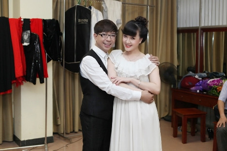 Ôm chặt diễn viên hài Vân Dung Ôm chặt diễn viên hài Vân Dung