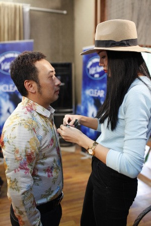 Thanh Hằng tỉ mỉ thắt nơ cổ áo cho Quang Dũng