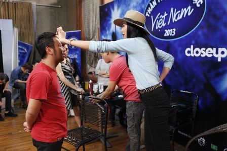 Cô còn giúp vị giám khảo này chỉnh sửa lại cả kiểu tóc