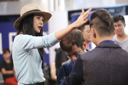 Đến cả kiểu tóc cũng được cô chăm chút