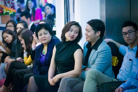 Tuy nhiên sau đó cả hai lại khá thoải mái khi thể hiện những cử chị âu yếm, ánh mắt tình tứ Tuy nhiên sau đó cả hai lại khá thoải mái khi thể hiện những cử chị âu yếm, ánh mắt tình tứ