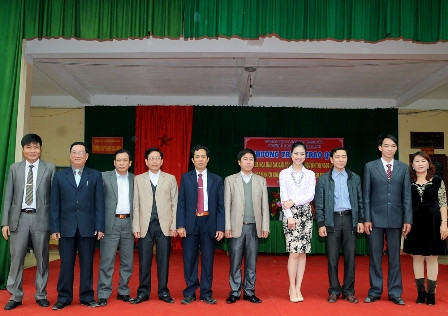 Ngọc Anh chụp ảnh kỉ niệm với các thầy cô giáo