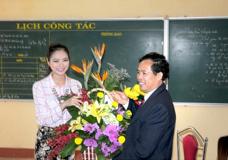 Và tặng nhà trường một lẵng hoa