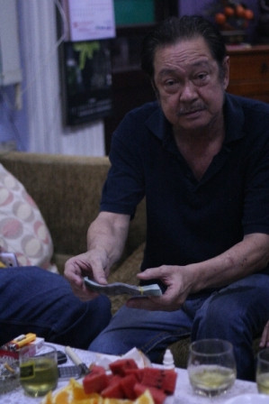 Chánh Tín nhận tiền từ người hâm mộ