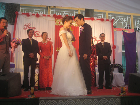 Danh hài Tự Long &apos;ép&apos; đôi tân lang, tân nương thể hiện tình cảm trên sân khấu bằng nụ hôn