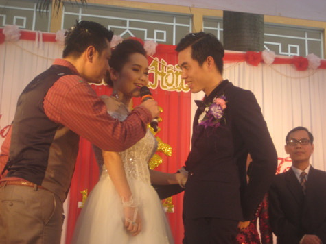 Và cô dâu cũng không được tha