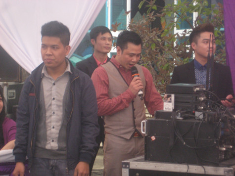 Rồi nhanh chóng ra khu vực loa đài để chuẩn bị phần âm thanh cho đám cưới