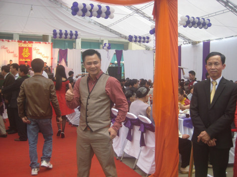 Là bạn thân thiết với vợ chồng Đoàn Thúy Trang, Tự Long có mặt tại lễ cưới rất sớm