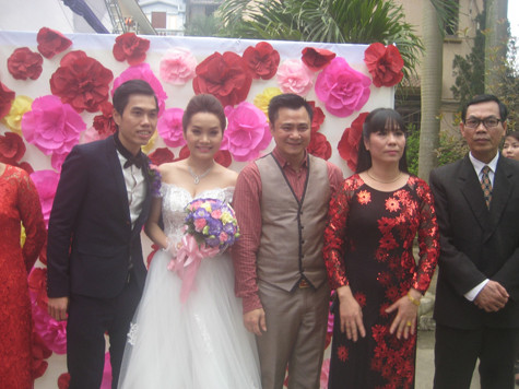 Anh chụp ảnh kỉ niệm với 2 người bạn thân thiết