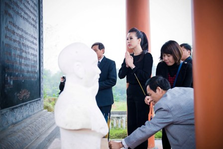 Thu Hoài đến thăm Di tích lịch sử Đồi Thành Trúc (Xóm Đầm Mu, xã Bản Ngoại), nơi đây Bác Hồ đã ở trong những ngày chuẩn bị tiếp quản Thủ đô Hà Nội cuối năm 1954. Thu Hoài đến thăm Di tích lịch sử Đồi Thành Trúc (Xóm Đầm Mu, xã Bản Ngoại), nơi đây Bác Hồ đã ở trong những ngày chuẩn bị tiếp quản Thủ đô Hà Nội cuối năm 1954.