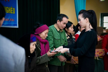 Cô tặng quà cho bà con có hoàn cảnh khó khăn Cô tặng quà cho bà con có hoàn cảnh khó khăn