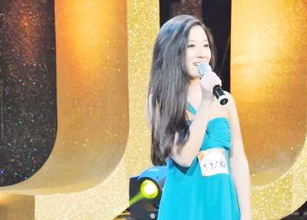 Thí sinh Anh Phương lúng túng khi thể hiện ca khúc tiếng mẹ đẻ.