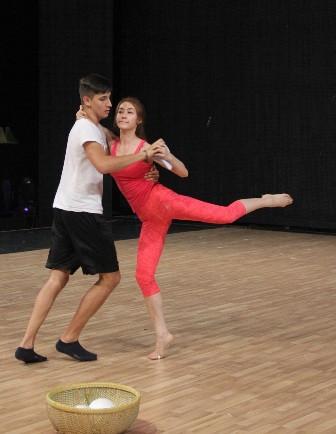 Để chuẩn bị cho đêm Bán kết, Ngân Khánh và bạn nhảy rất tích cực luyện tập Để chuẩn bị cho đêm Bán kết, Ngân Khánh và bạn nhảy rất tích cực luyện tập