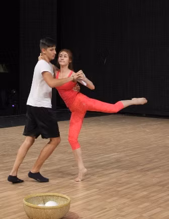 Để chuẩn bị cho đêm Bán kết, Ngân Khánh và bạn nhảy rất tích cực luyện tập