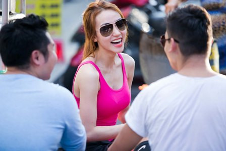 Ngân Khánh thoải mái nói cười với những người bạn của mình mà không hề tỏ ra lo lắng áp lực cho buổi so tài sẽ diễn ra đêm nay (15/3) Ngân Khánh thoải mái nói cười với những người bạn của mình mà không hề tỏ ra lo lắng áp lực cho buổi so tài sẽ diễn ra đêm nay (15/3)