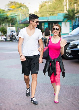 Sau khi tập xong cả hai vui vẻ rời khỏi phòng tập Sau khi tập xong cả hai vui vẻ rời khỏi phòng tập