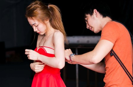 Sau khi nói chuyện thoải mái với bạn bè Ngân Khánh vội vã đi thử đồ diễn Sau khi nói chuyện thoải mái với bạn bè Ngân Khánh vội vã đi thử đồ diễn