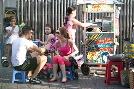 Cặp đôi hẹn thêm một người bạn ra quán trà đá 'chém gió' Cặp đôi hẹn thêm một người bạn ra quán trà đá 'chém gió'