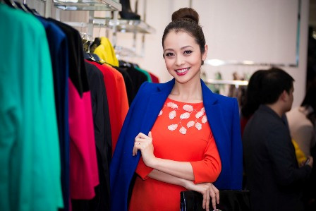 Jennifer nổi bật khi diện trang phục có gam mầu nóng Jennifer nổi bật khi diện trang phục có gam mầu nóng