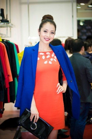 Với nỗ lực giảm cân và luyện thể hình đều đặn, Jennifer còn được khen là sở hữu vóc dáng nuột nà, quyến rũ hơn xưa. Với nỗ lực giảm cân và luyện thể hình đều đặn, Jennifer còn được khen là sở hữu vóc dáng nuột nà, quyến rũ hơn xưa.