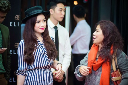 Cô trò chuyện với NSND Thanh Hoa Cô trò chuyện với NSND Thanh Hoa